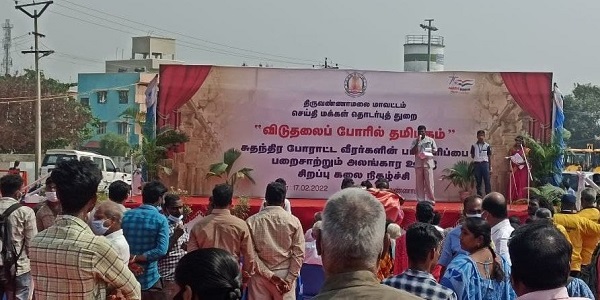 திருவண்ணாமலைக்கு வந்த குடியரசு தின அலங்கார ஊர்திக்கு பொதுமக்கள் உற்சாகமாக மலர்தூவி வரவேற்றனர்!