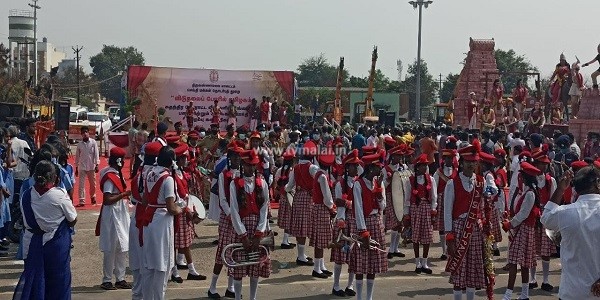 திருவண்ணாமலைக்கு வந்த குடியரசு தின அலங்கார ஊர்திக்கு பொதுமக்கள் உற்சாகமாக மலர்தூவி வரவேற்றனர்!