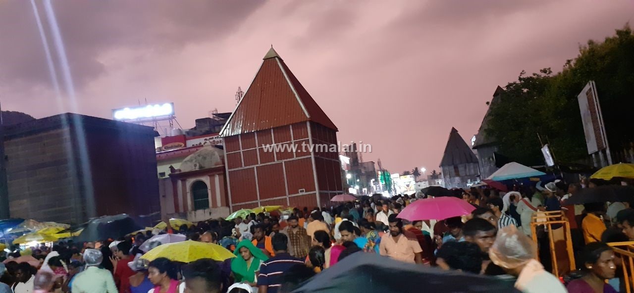 திருவண்ணாமலையில் பௌர்ணமியையொட்டி ஆயிரக்கணக்கான பக்தர்கள் விடிய விடிய கிரிவலம்!