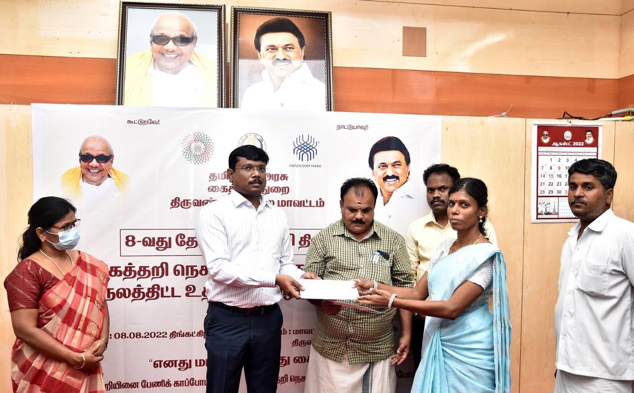 சிறப்பு கைத்தறி கண்காட்சி மற்றும் விற்பனை முகாமினை மாவட்ட ஆட்சித்தலைவர் குத்துவிளக்கேற்றி துவக்கம்!