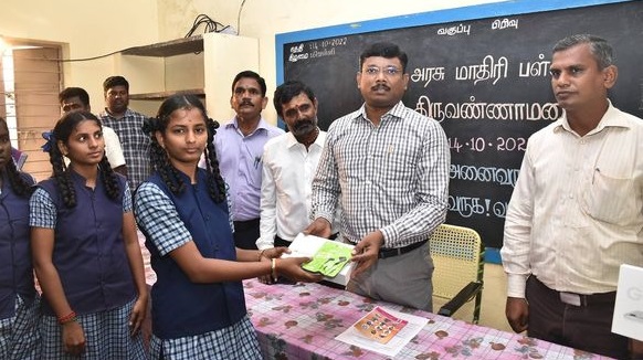 திருவண்ணாமலை அரசு மாதிரி மேல்நிலைப்‌ பள்ளியில்‌ மாணவர்களுக்கு கையடக்க கணினியை மாவட்ட ஆட்சியர் வழங்கினார்!