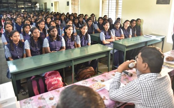 திருவண்ணாமலை அரசு மாதிரி மேல்நிலைப்‌ பள்ளியில்‌ மாணவர்களுக்கு கையடக்க கணினியை மாவட்ட ஆட்சியர் வழங்கினார்!