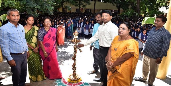 திருவண்ணாமலை நகராட்சி பெண்கள் மேல்நிலைப் பள்ளியில்  நடப்பாண்டிற்கான பாட புத்தகங்களை மாவட்ட ஆட்சியர் வழங்கினார்!