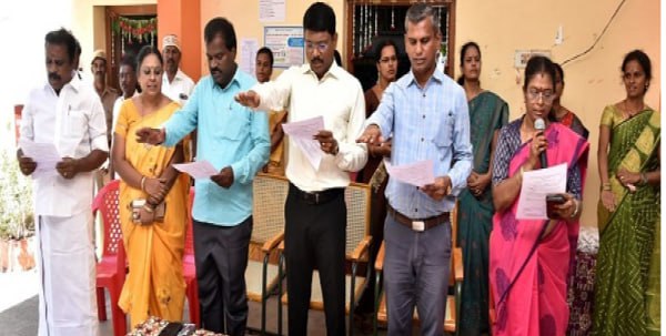 திருவண்ணாமலை நகராட்சி பெண்கள் மேல்நிலைப் பள்ளியில்  நடப்பாண்டிற்கான பாட புத்தகங்களை மாவட்ட ஆட்சியர் வழங்கினார்!