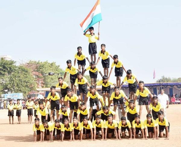 திருவண்ணாமலை மாவட்ட ஆட்சியர் நேற்று ஆயுதப்படை மைதானத்தில் தேசிய கொடியினை ஏற்றி மரியாதை செலுத்தினார்!