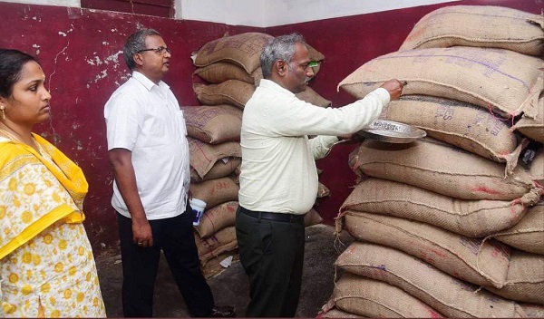 திருவண்ணாமலை மாவட்டம், தண்டராம்பட்டு வட்டத்தில் செயல்படும் தொடக்க வேளாண்மை கூட்டுறவு கடையில் மாவட்ட ஆட்சியர் நேரில் ஆய்வு!