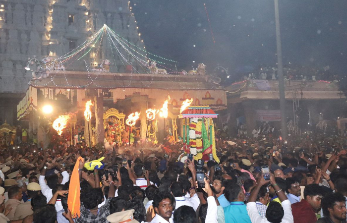 அண்ணாமலையாருக்கு அரோகரா! திருவண்ணாமலையில் ஏற்றப்பட்ட மகாதீபம்!