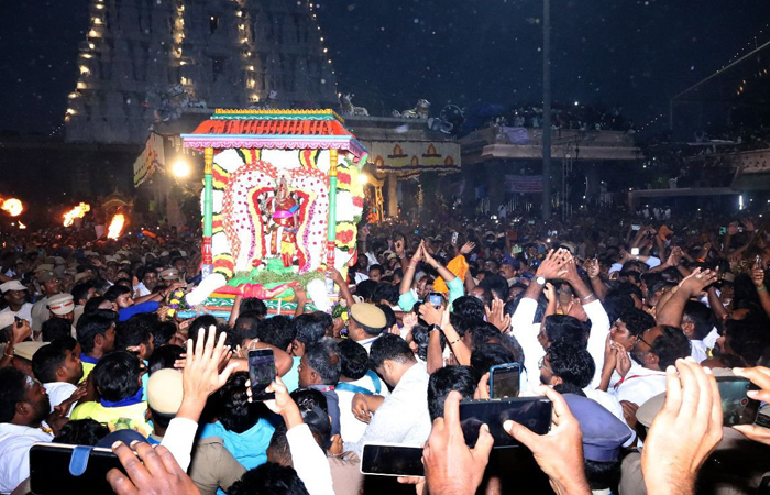 அண்ணாமலையாருக்கு அரோகரா! திருவண்ணாமலையில் ஏற்றப்பட்ட மகாதீபம்!