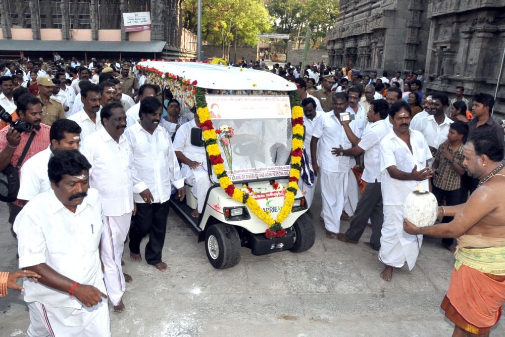 சென்னை உயர்நீதிமன்றம் சார்பில் அருணாசலேஸ்வரர் கோயிலுக்கு பேட்டரி கார்!